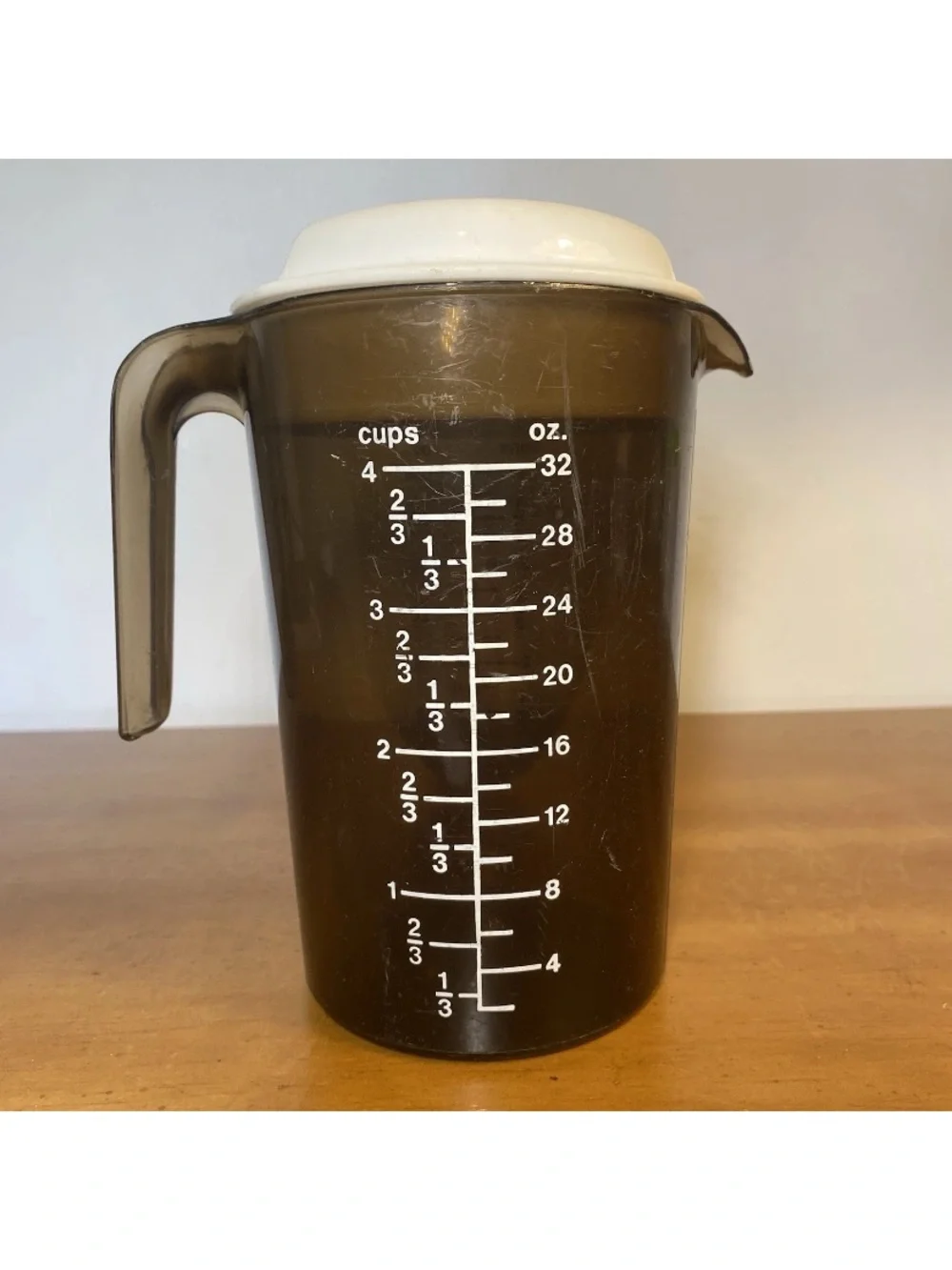 Rubbermaid Mix N Measure Graduated Pitcher With White Pour Lid 4 Cups Vintage